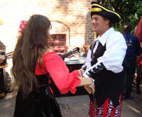 piraten dansen met klanten